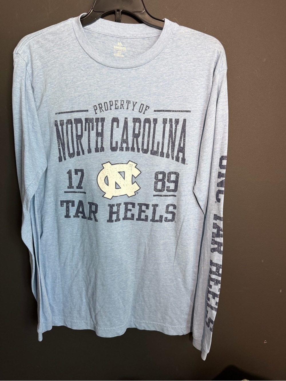 UNIVERSITY OF NORTH CAROLINA LONG SLEEVE TEE. Size MEDIUM 38/40.